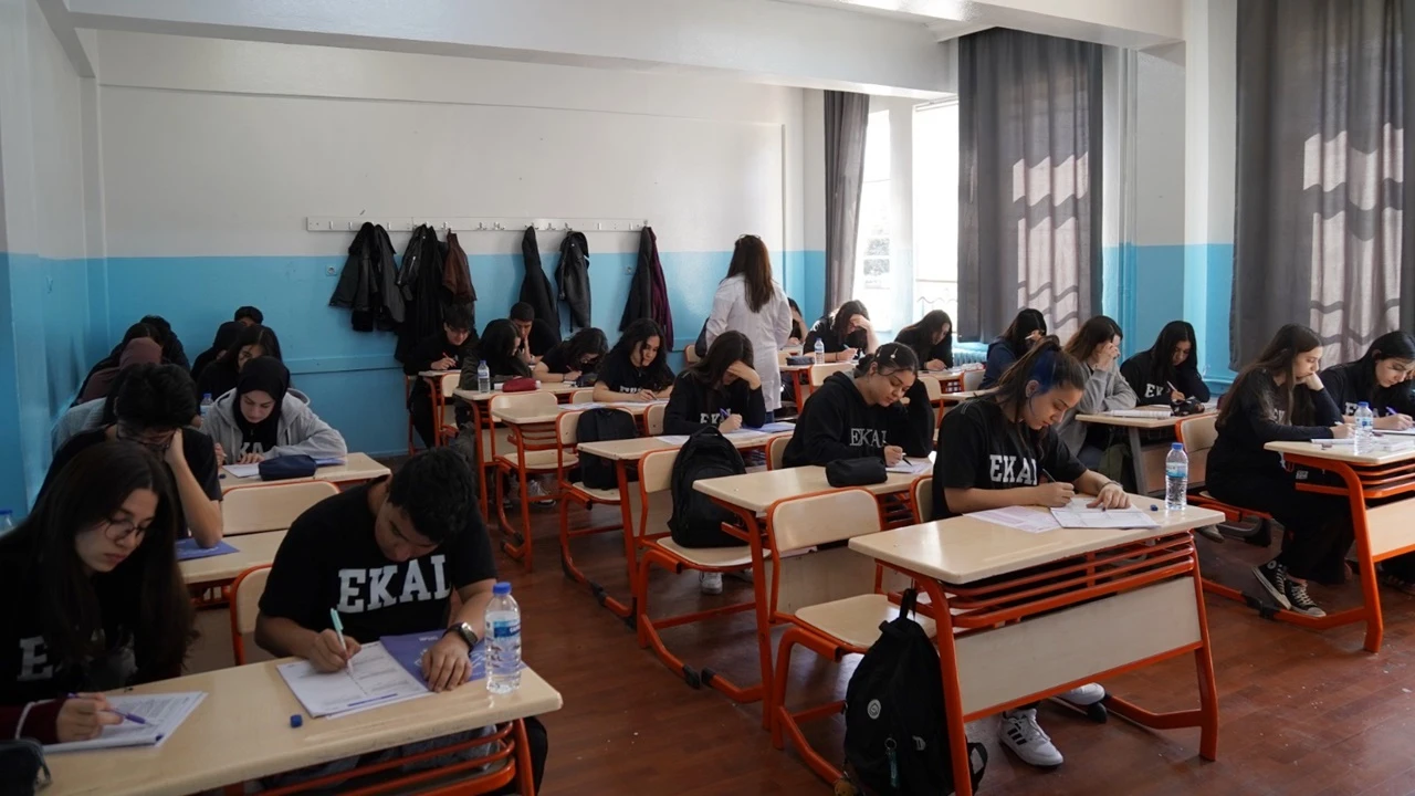 B&uuml;y&uuml;kşehir'den 12&rsquo;nci sınıf &ouml;ğrencilerine Yabancı Dil Deneme Sınavı