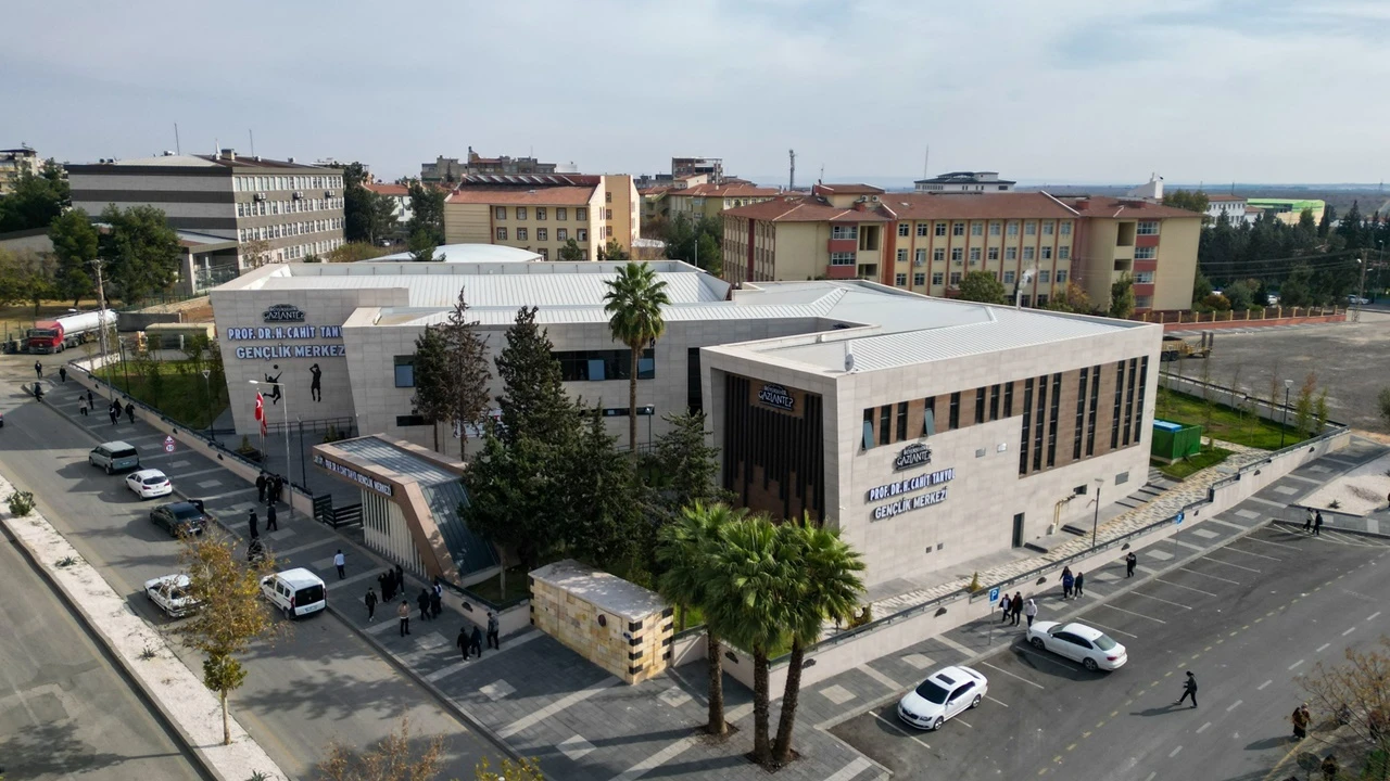 Büyükşehir'den Nizip'e Gençlik Merkezi