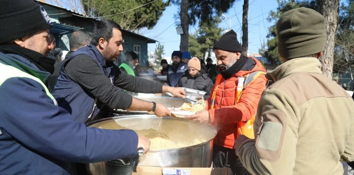 Büyükşehir'in 10 tesisinde sıcak yemek dağıtımı