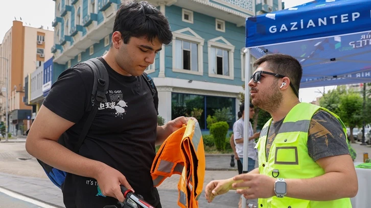 Büyükşehir, scooter sürücülerine reflektif yelek dağıttı