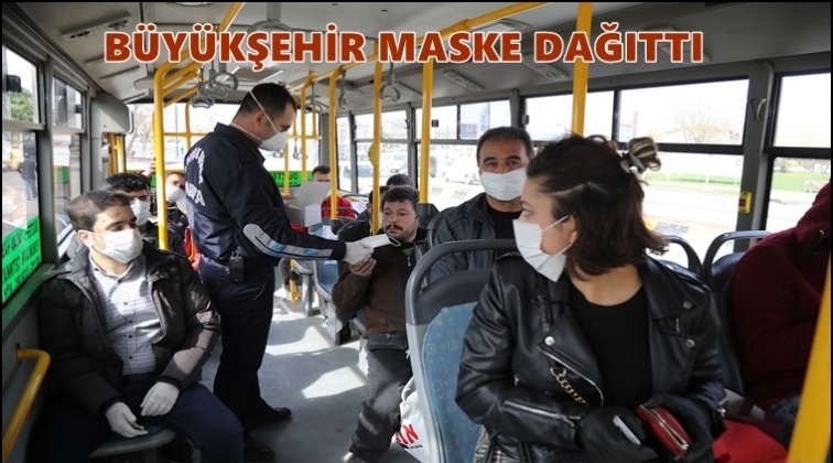Büyükşehir vatandaşa maske dağıttı