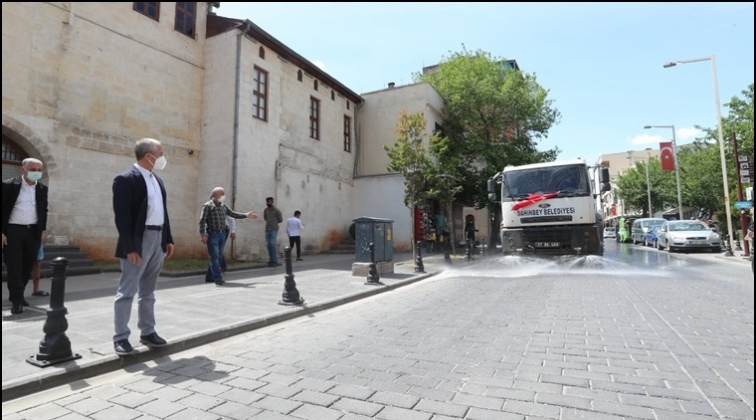 Cadde ve sokaklarda temizlik sürüyor