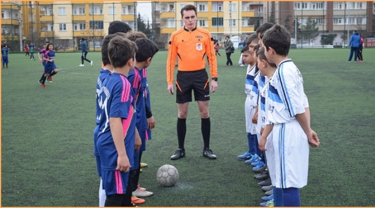 &Ccedil;anakkale Şehitleri i&ccedil;in sahaya &ccedil;ıktılar