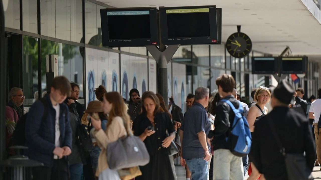 Cannes törenine saatler kala Fransa karanlığa gömüldü