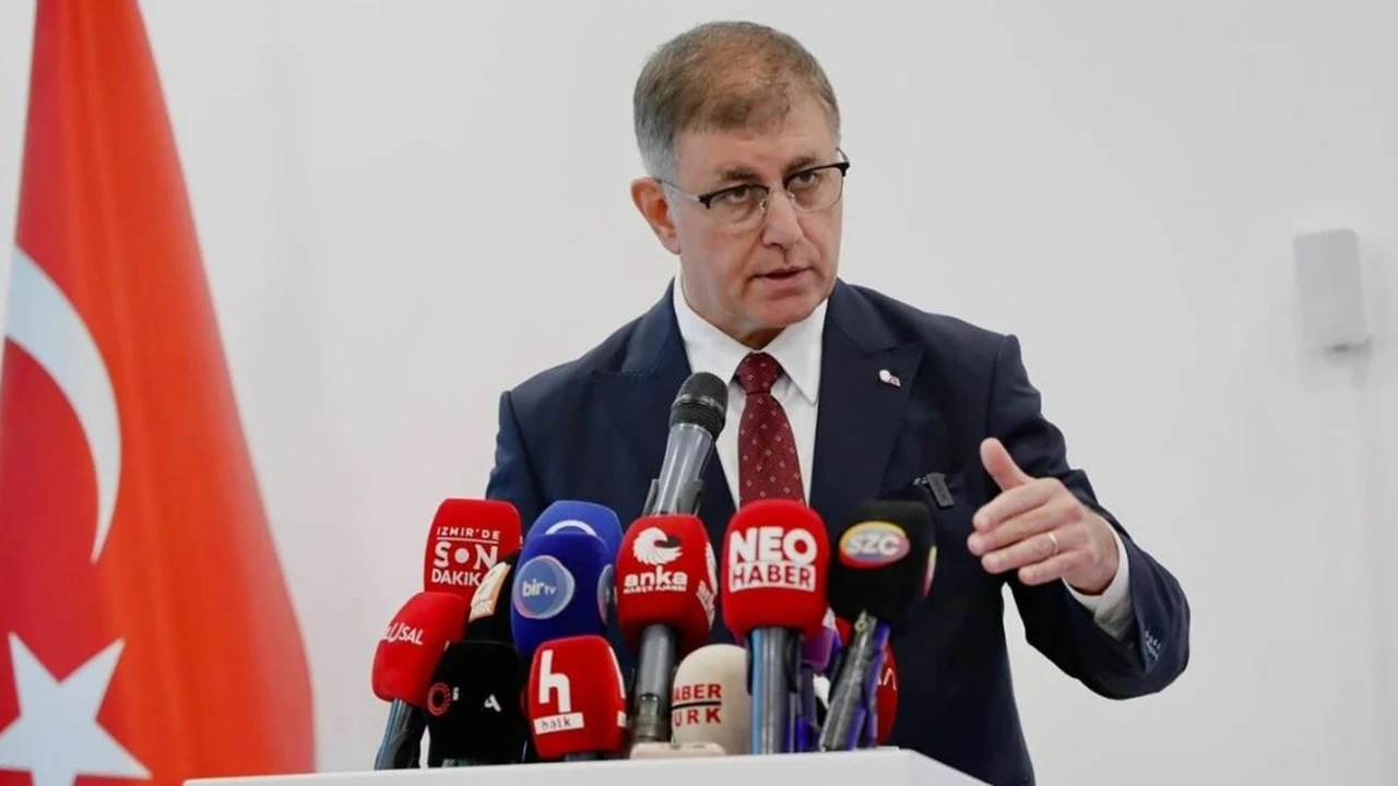 İzmir B&uuml;y&uuml;kşehir Belediye Başkanı Cemil Tugay CHP'den istifa etti