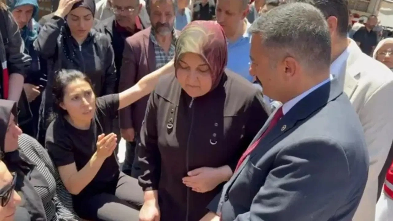 Cenazede şehit ablasının isyani... 'AK Partili kimseyi görmek istemiyorum'