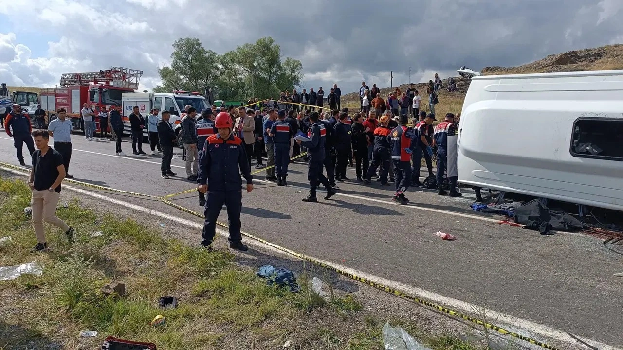 Cenazeden dönenleri taşıyan midibüs yan yattı: 2 ölü, çok sayıda yaralı!