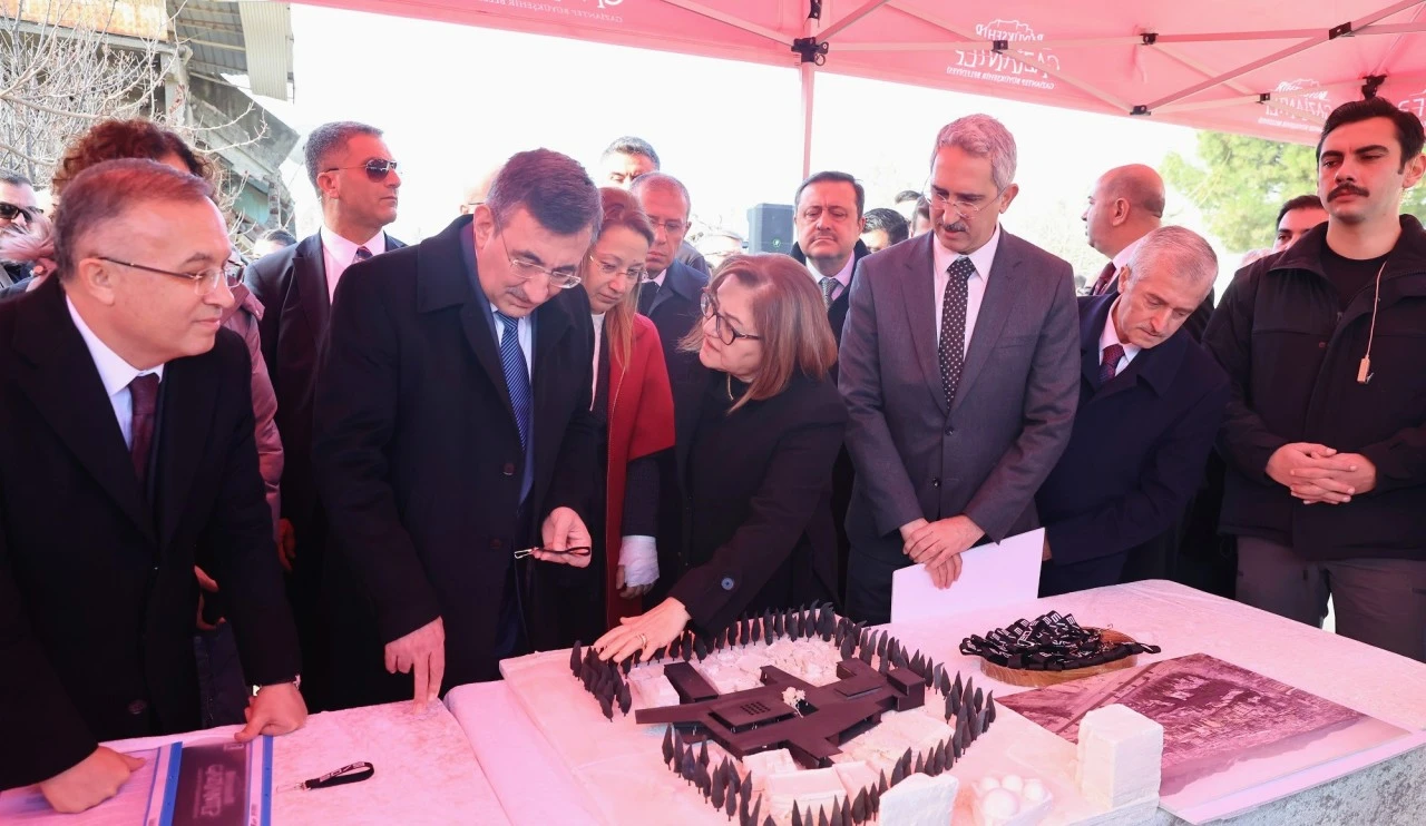 Cevdet Yılmaz, Deprem Anma M&uuml;zesi&rsquo;nde incelemelerde bulundu.   