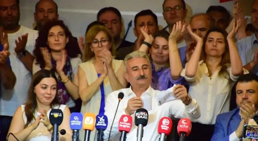 CHP Bursa İl Başkanı Yeşiltaş g&ouml;revden alınma kağıdını yırttı