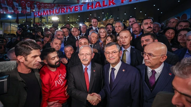 CHP'de Kılıçdaroğlu, bayrağı Özgür Özel'e devretti...