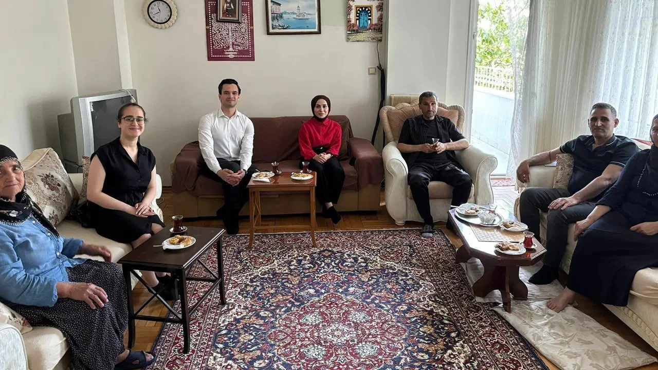 CHP'den 19 Mart protestolarında tutuklanan gençlere ve ailelerine bayramlaşma ziyareti