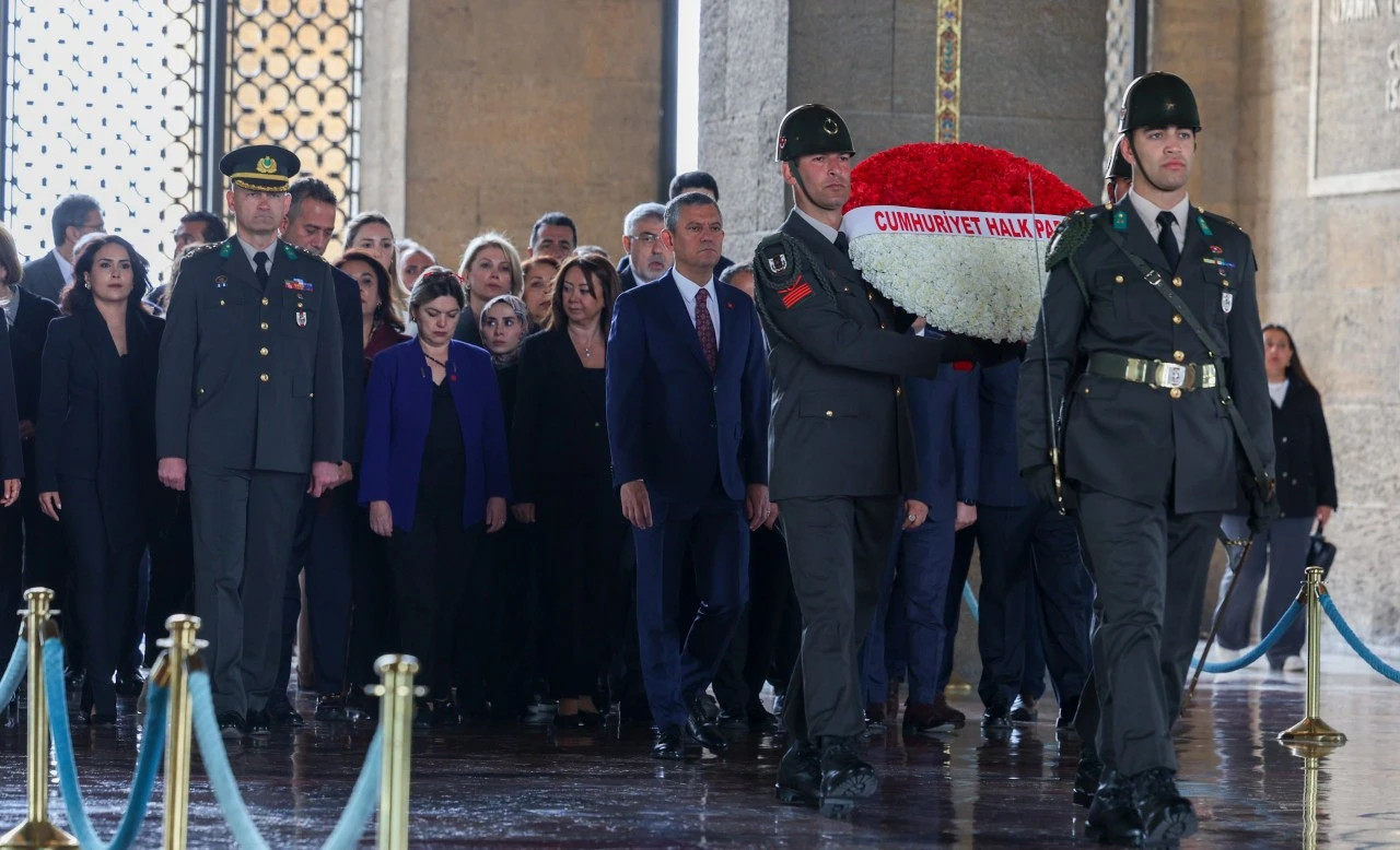 CHP'den Anıtkabir'e ziyaret... Özgür Özel'den Atatürk'e 'söz'