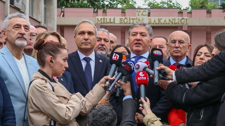 CHP'den MEB önünde 'yeni müfredat' protestosu