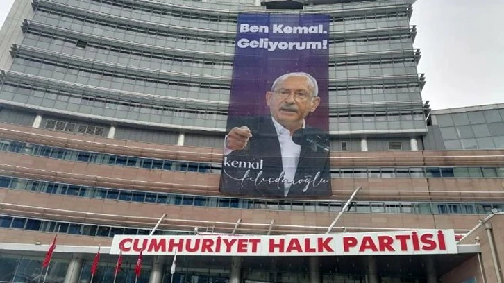 CHP Genel Merkezi'ne 'Ben Kemal, geliyorum!' pankartı asıldı