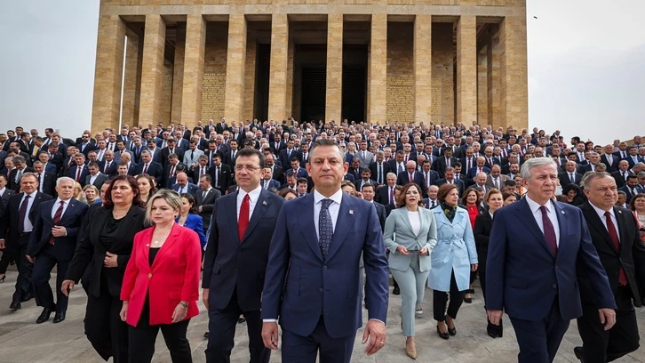 CHP heyeti, Anıtkabir'de Ata'nın huzuruna çıktı