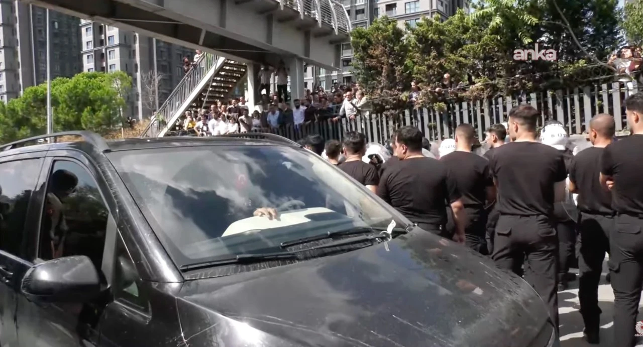 CHP İstanbul İl Başkanlığı binasında bulunan siyah tişörtlüler kim?