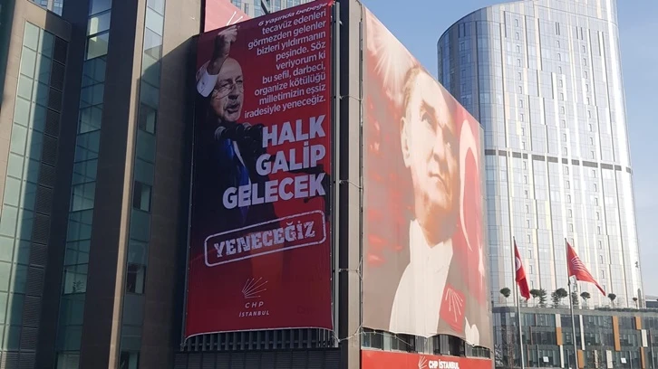 CHP İstanbul İl binasına Kılıçdaroğlu'nun afişi asıldı