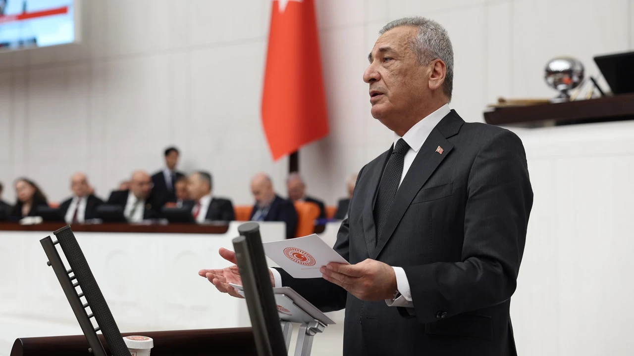 CHP&rsquo;li &Ouml;zt&uuml;rkmen: Bu Meclis &lsquo;Yeni Anayasa&rsquo; yapamaz!