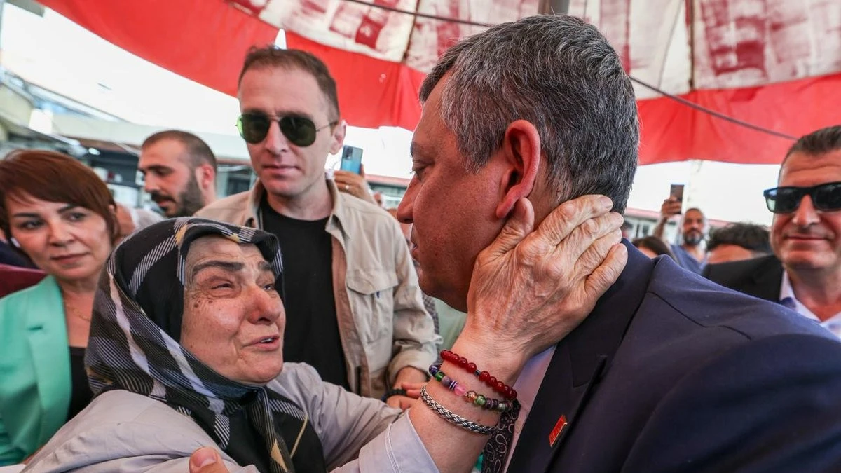 CHP lideri &Ouml;zg&uuml;r &Ouml;zel'e, Ulus Hali'nde sevgi seli...
