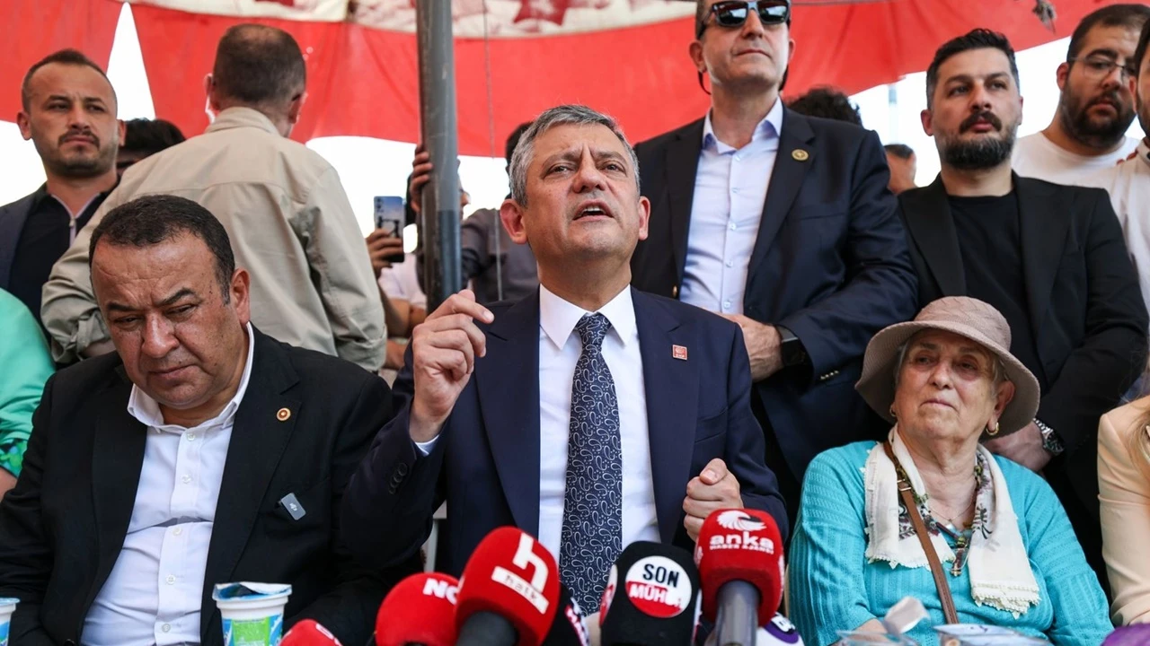 CHP lideri &Ouml;zg&uuml;r &Ouml;zel'e, Ulus Hali'nde sevgi seli...