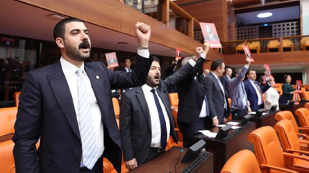 CHP'lilerin Meclis'te protestoları sürüyor: Genel Kurul'da 'hak, hukuk, adalet&#