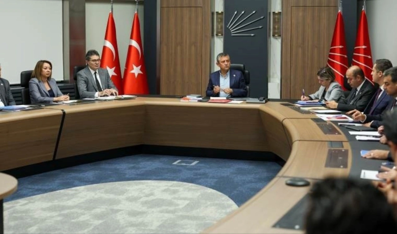 CHP MYK toplandı: Özgür Özel’e saldırı gündemde