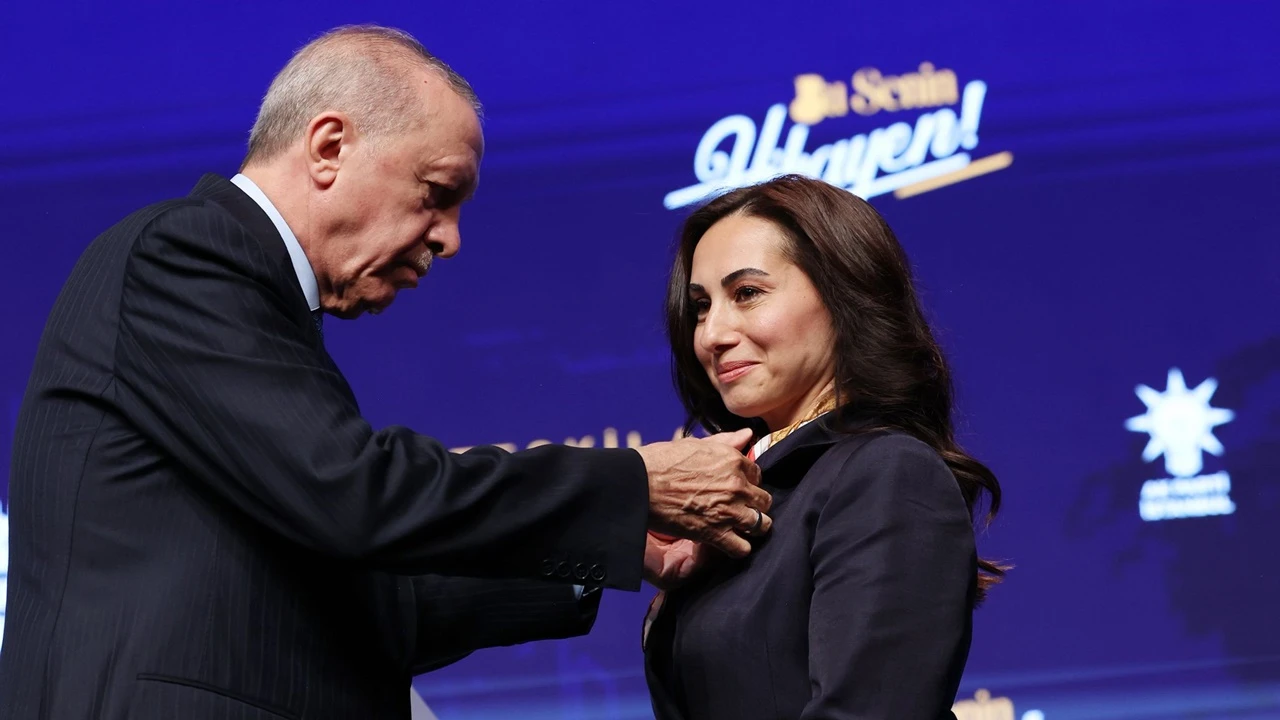 CHP'nin ikinci Özlem'i de AKP'ye geçti!
