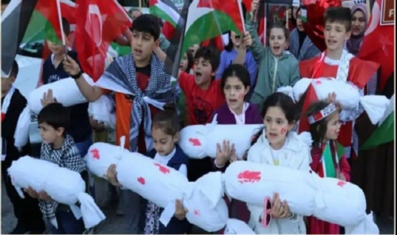 Çocuklara ceset taşıttırıldı