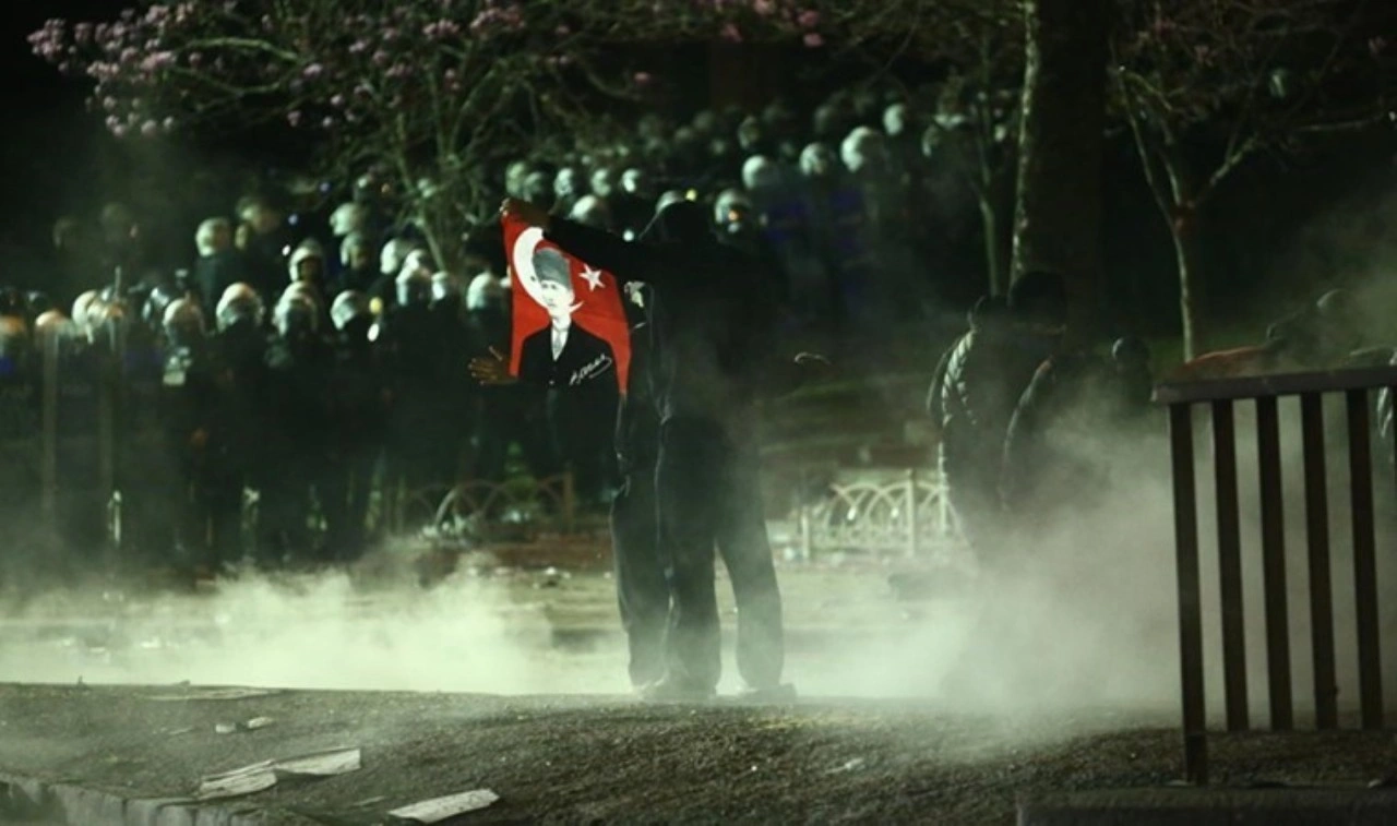 ‘Cumhurbaşkanı aleyhine slogan atanların yanında bulunmak’ suç sayıldı!