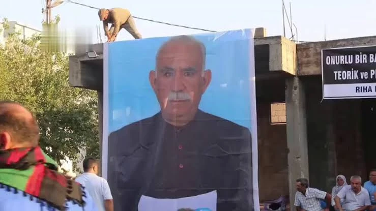 Şanlıurfa'da skandal görüntüler: Teröristbaşının posterini açıp,  propaganda yaptılar!