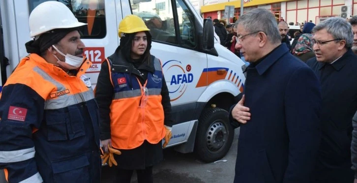 Davutoğlu: Askerler derhal deprem bölgesinde görevlendirilmeli!