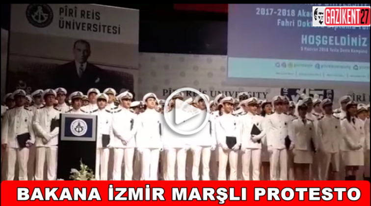 Denizciler İzmir Marşı s&ouml;yledi, Bakan salonu terk etti