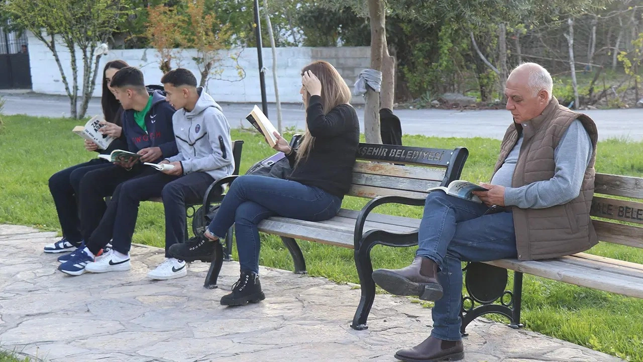 Denizli'de muhtardan örnek davranış: Muhtarlığı kütüphaneye çevirdi