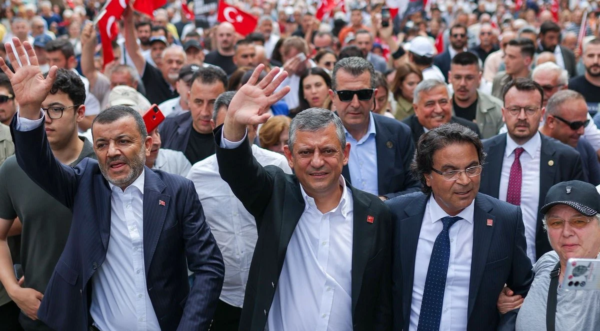 Denizli'de &Ouml;zg&uuml;r &Ouml;zel izdihamı...