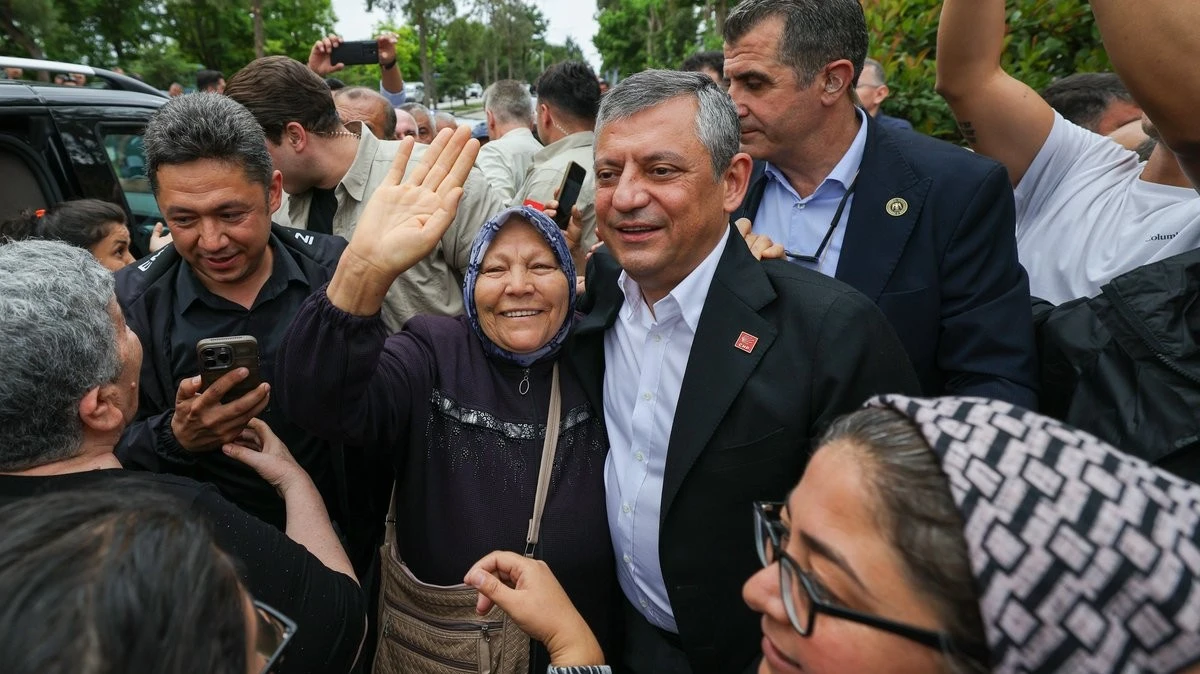 Denizli'de &Ouml;zg&uuml;r &Ouml;zel izdihamı...