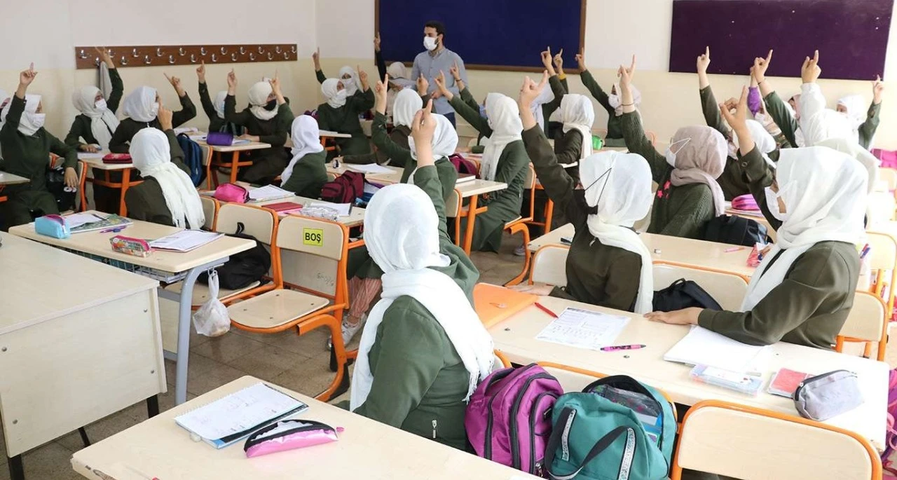 'Dindar nesil' projesi çöktü: 5 yılda 195 bin öğrenci İmam Hatip'i bıraktı!