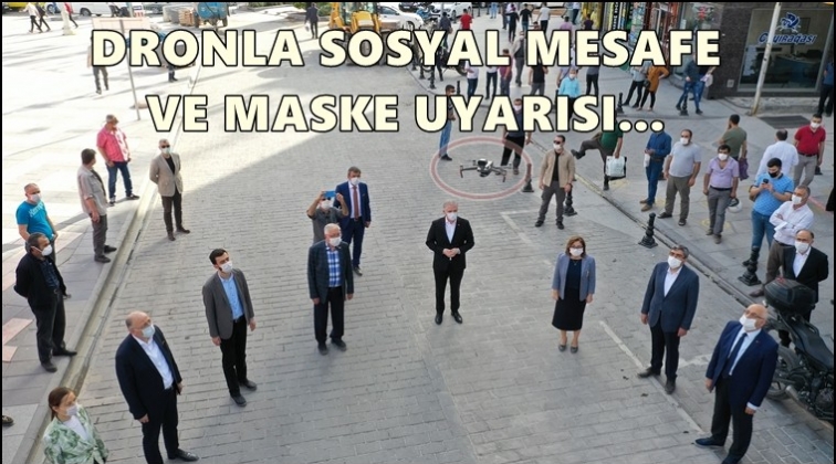 Dronelu sosyal mesafe ve maske uyarısı