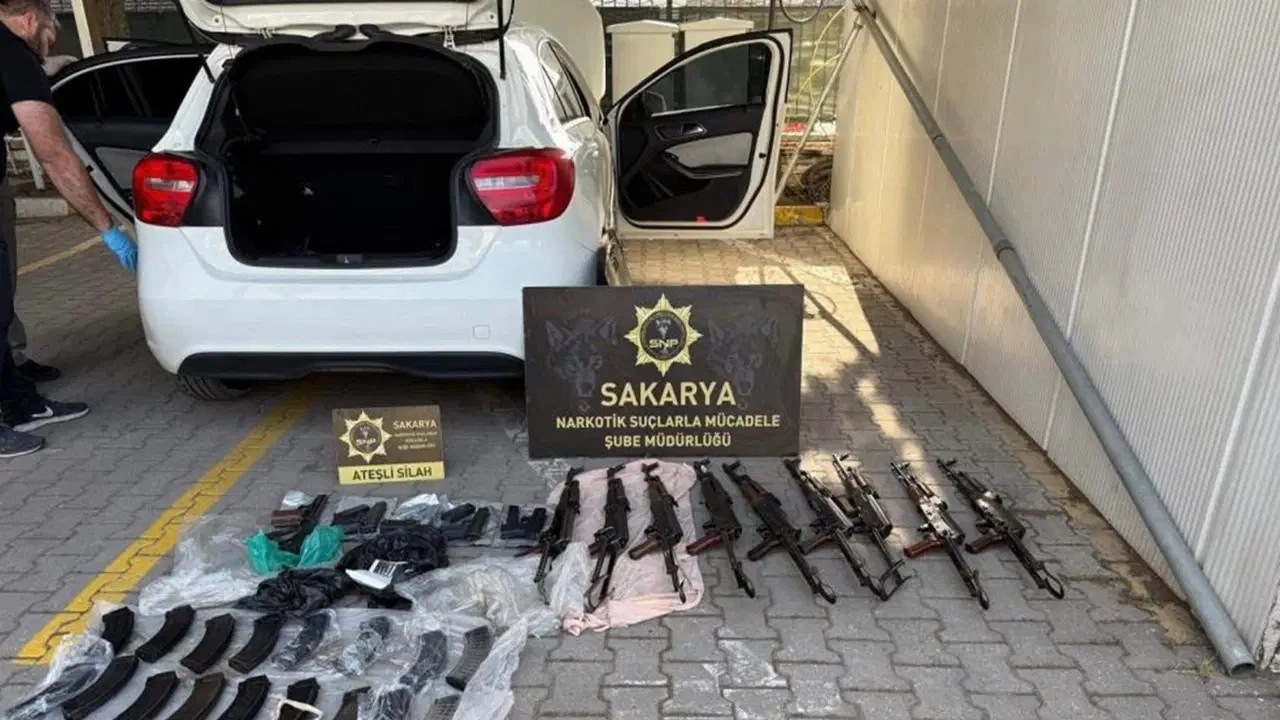 Durdurulan araçta onlarca tabanca ve tüfek bulundu: Polis de aralarında 3 kişi tutuklandı