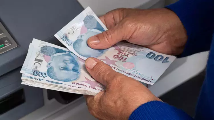 Türkiye’de emekli maaşıları enflasyon verilerine göre güncelleniyor. Buna göre ne kadar zam yapılacak? Üç ihtimal masada!