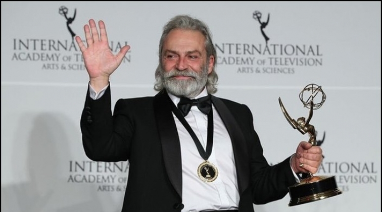 Emmy Ödülleri'nde en iyi erkek oyuncu seçildi