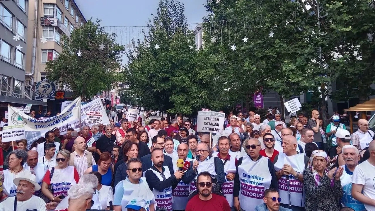 Engelli yurttaşlar hakları için yürüdü: ‘Saraya değil, engelliye bütçe’
