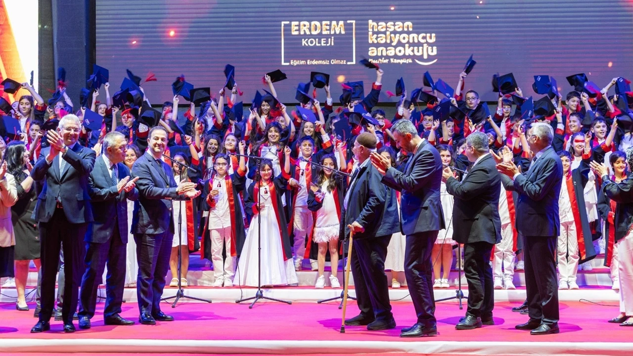 Erdem Koleji'nde g&ouml;rkemli mezuniyet t&ouml;reni