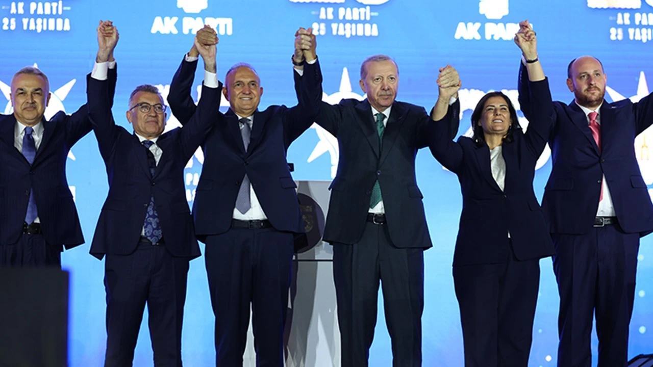 Erdoğan, 3 milletvekili ve 7 belediye başkanına daha AKP rozeti taktı!