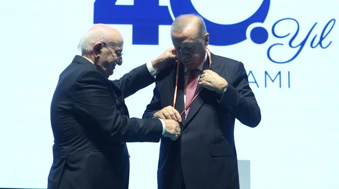 Erdoğan'a "100 Yılın Devlet Başkanı" &ouml;d&uuml;l&uuml;