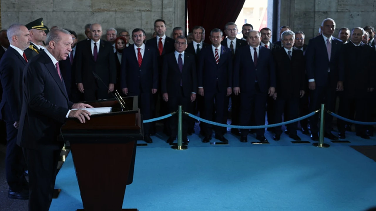 Erdoğan, Anıtkabir Özel Defteri'ni imzaladı: Yolumuzdan dönmeyeceğiz!