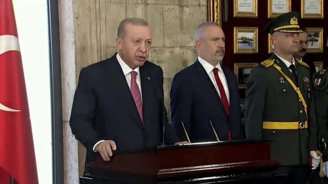 Erdoğan, Anıtkabir Özel Defteri'ni imzaladı: Yolumuzdan dönmeyeceğiz!