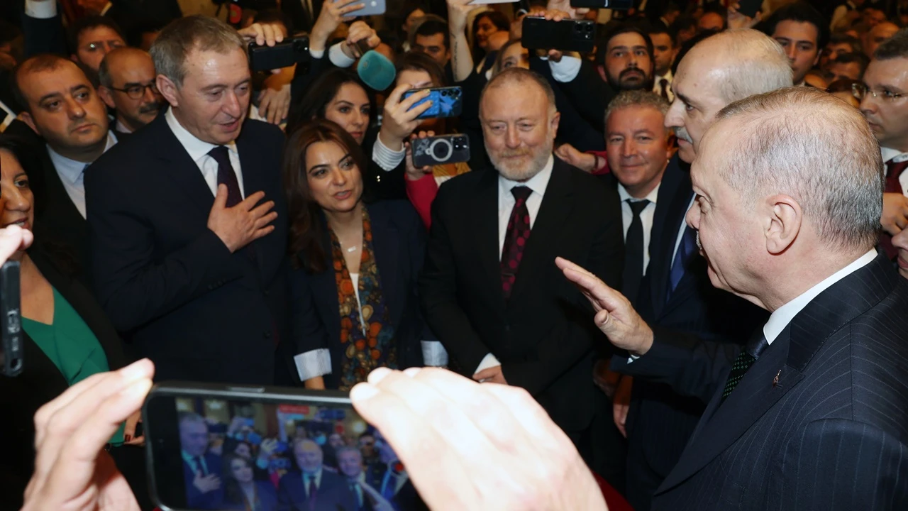 Erdoğan&rsquo;dan &Ouml;zg&uuml;r &Ouml;zel ile g&ouml;r&uuml;şme sorusuna tepki: B&ouml;yle soru sorulur mu?