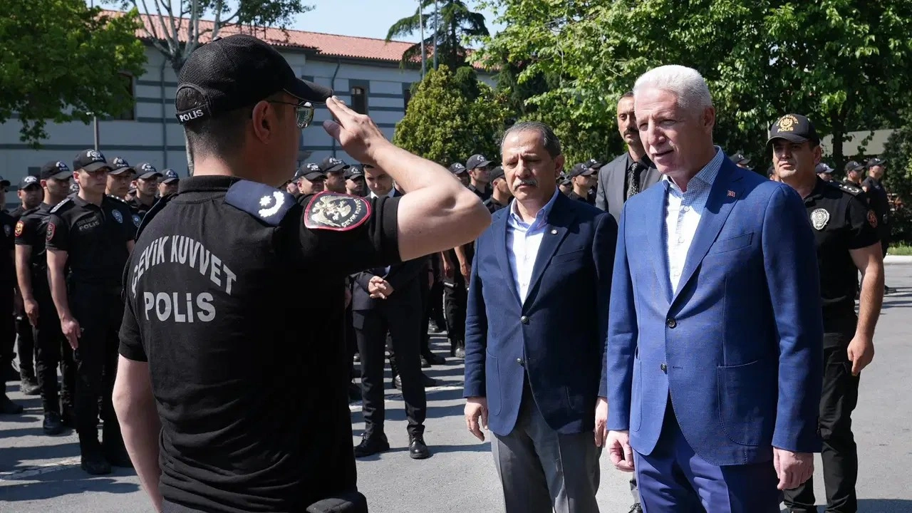 Erdoğan'ın 'selamını' iletti: İstanbul Valisi Gül'den, Çevik Kuvvet'e bayra