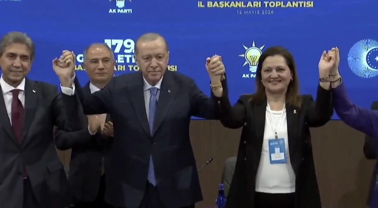 Erdoğan 'ırk&ccedil;ı faşist' dediği Burcu K&ouml;ksal resmen AKP'ye katıldı!