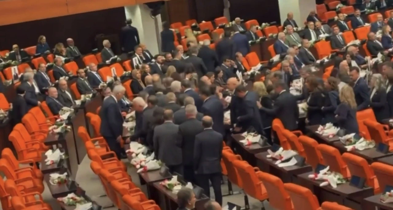 Erdoğan k&uuml;rs&uuml;ye &ccedil;ıkınca YENİ Partililer salonu terk etti